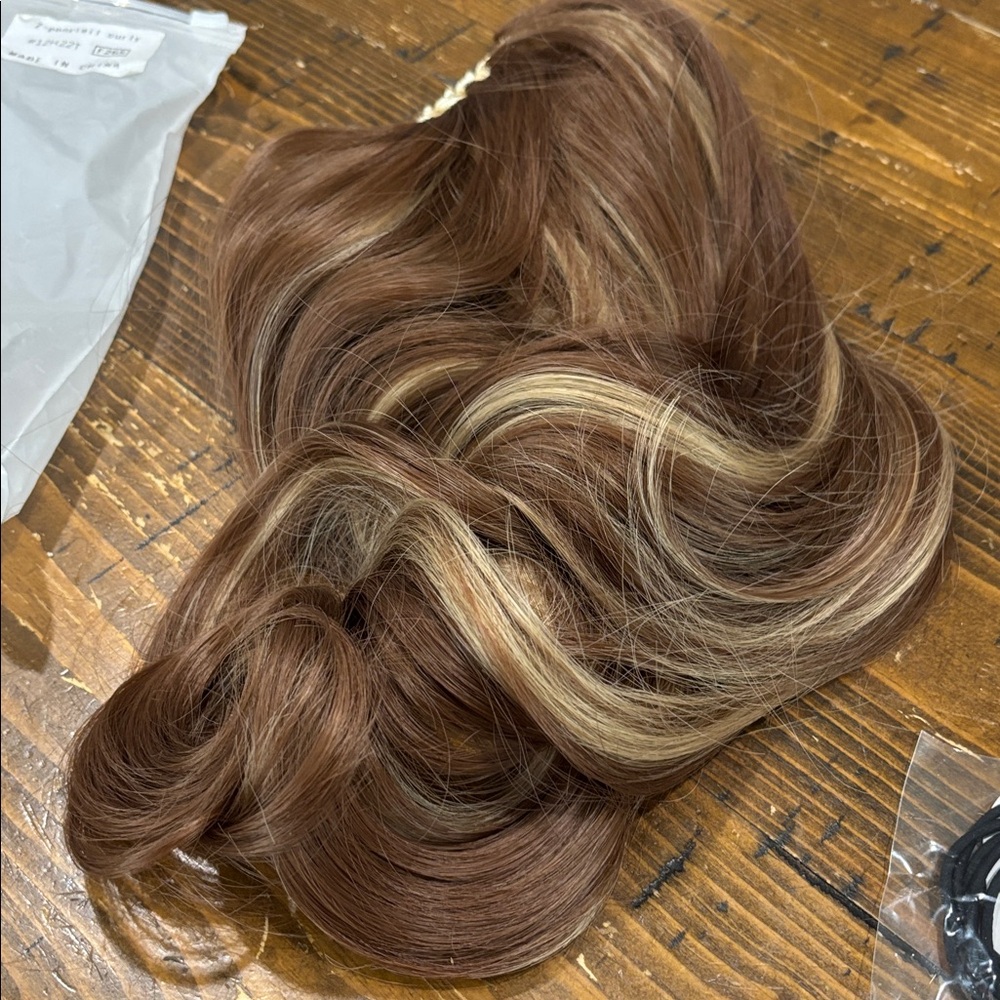 Brown and Blonde Hair Extension with Accessories - Picture 2 of 3